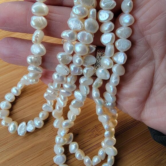 Vintage Women's White and Cream Real pearls triple strand - Picture 5 of 5